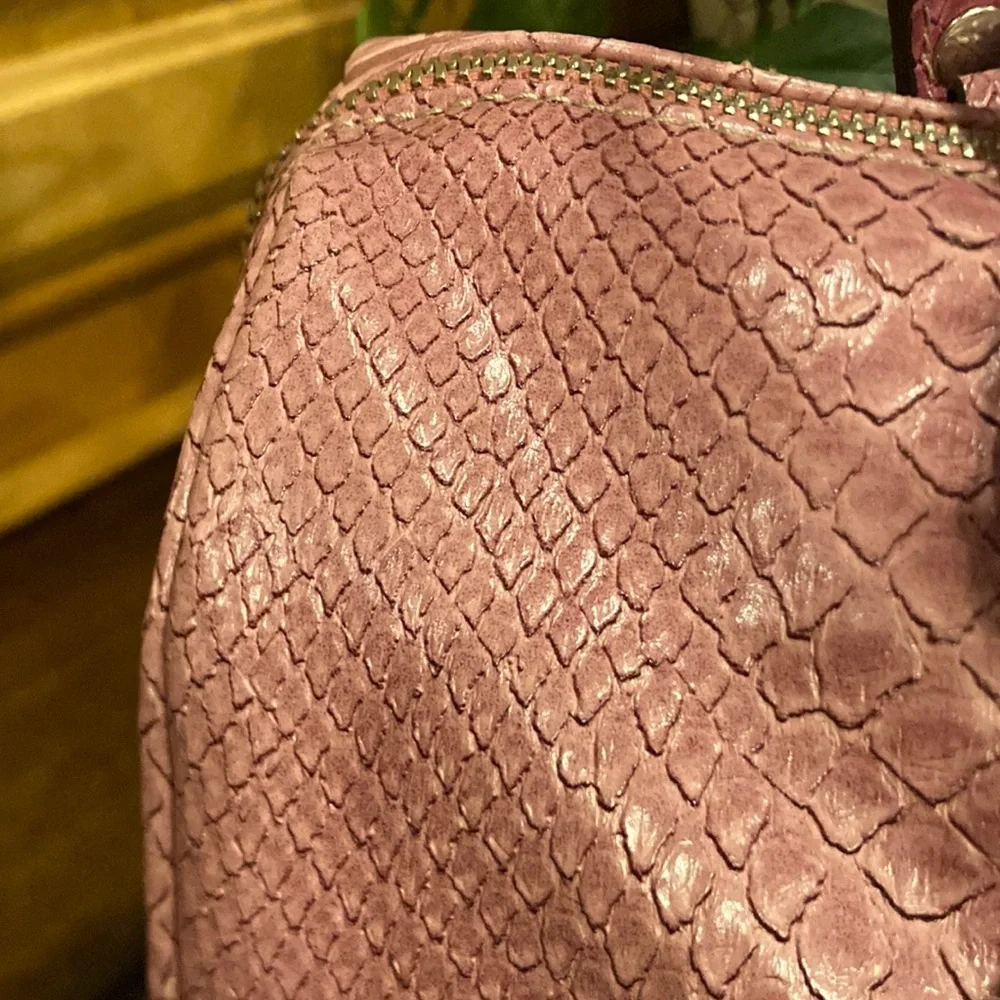 Liz Claiborne Retro Pink Faux Crocodile Embossed Cylindrical Purse (ABBA) - Picture 5 of 16